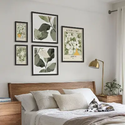 Billedsæt over sofa med blomstermotiver fra London, Dublin og Tokyo