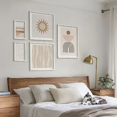Billedsæt over sofa med stilfulde abstrakte naturformer