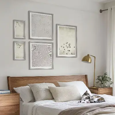 Minimalistisk fuglemaleri billedsæt til ophængning over sofa