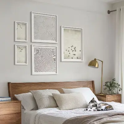 Minimalistisk fuglemaleri billedsæt til ophængning over sofa