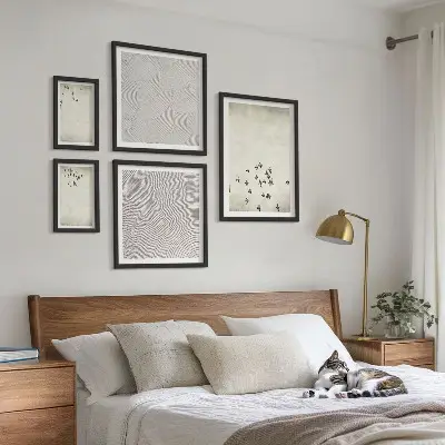Minimalistisk fuglemaleri billedsæt til ophængning over sofa