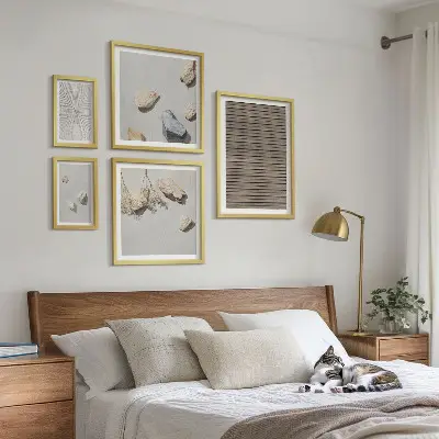 Billedsæt over sofa med naturlige teksturer af træ og sten