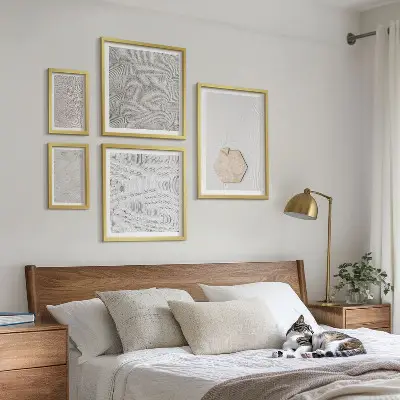 Billedsæt over sofa med lyse boho sandteksturer