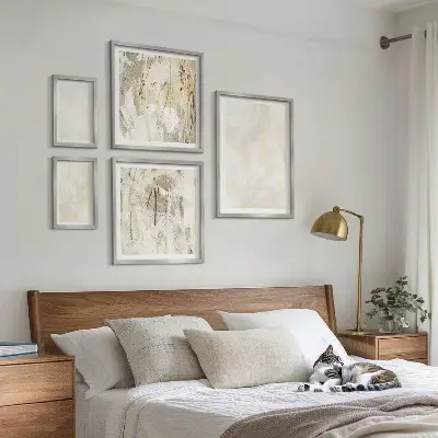 Billedsæt over sofa med lyst tekstureret malingsdesign