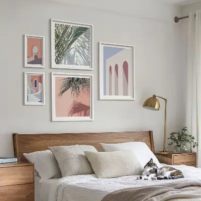 Billedsæt med byarkitektur til ophængning over sofa
