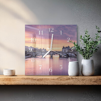 Glas ur En by ved floden