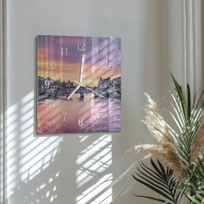 Glas ur En by ved floden