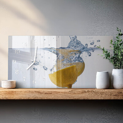 Rektangulært glas vægur En skive citron i vand