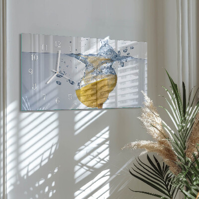 Rektangulært glas vægur En skive citron i vand