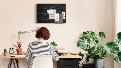 Hvad skal du sætte på væggen ved siden af ​​dit skrivebord? Guide