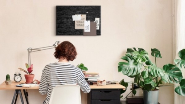 Hvad skal du sætte på væggen ved siden af ​​dit skrivebord? Guide
