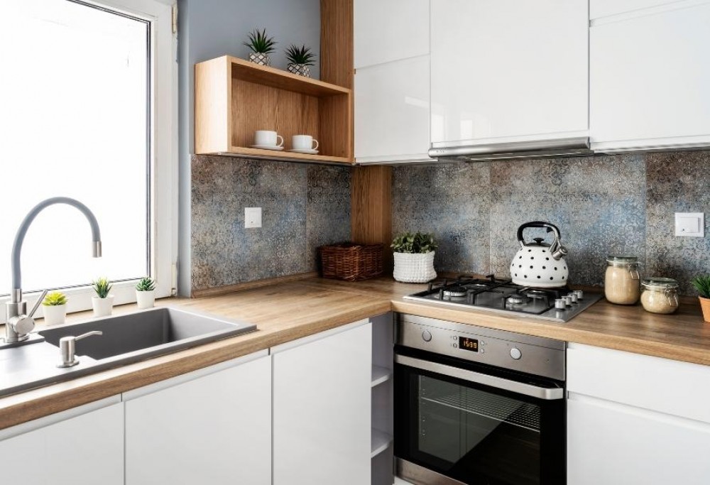 hvidt køkken med træbordplade