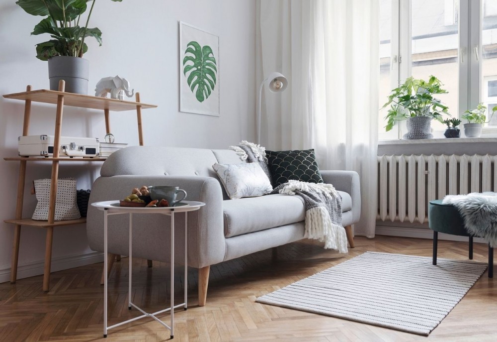 grå dekorationer i stuen
